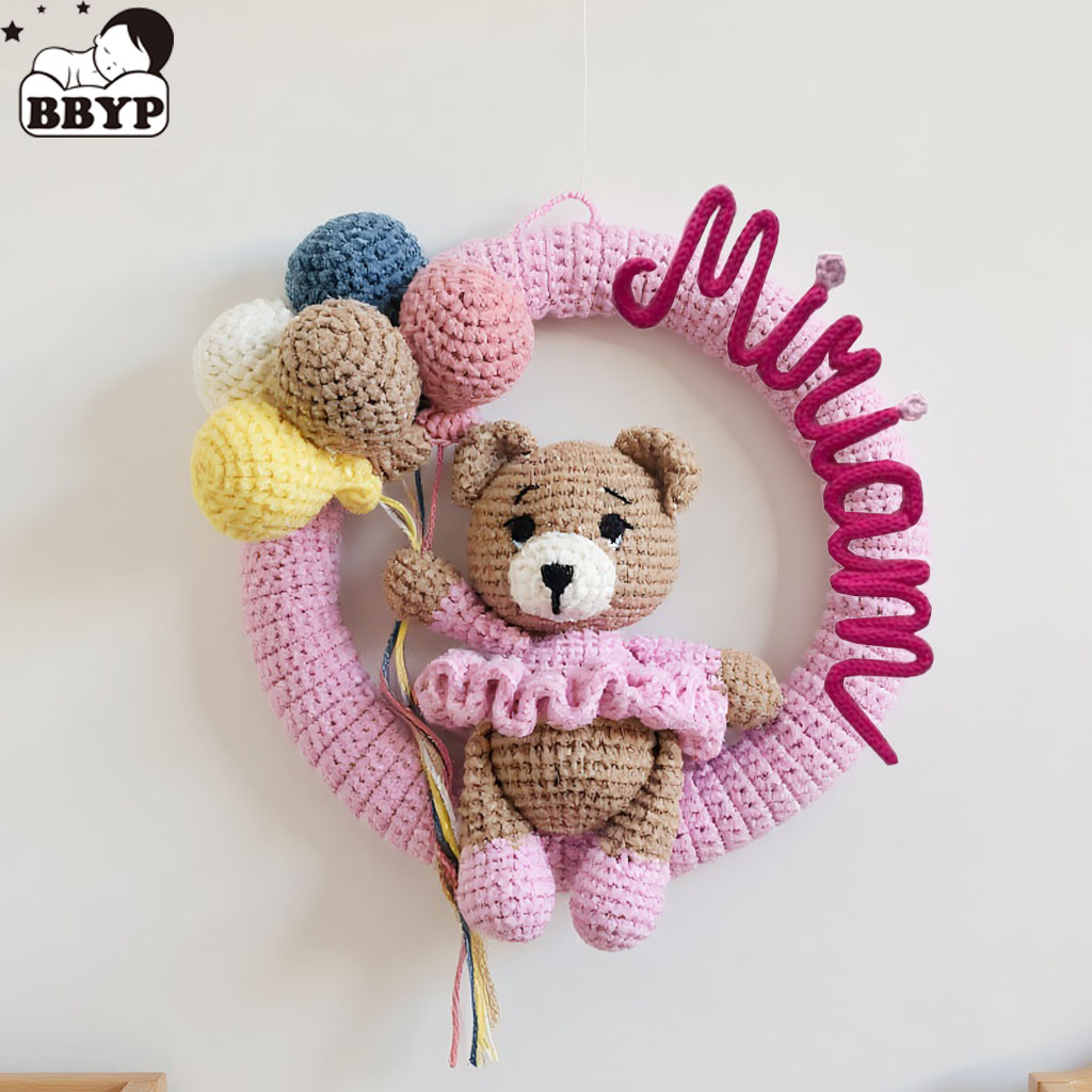 Baby Nursery Products - Персонализированный вязаный крючком венок с медведем